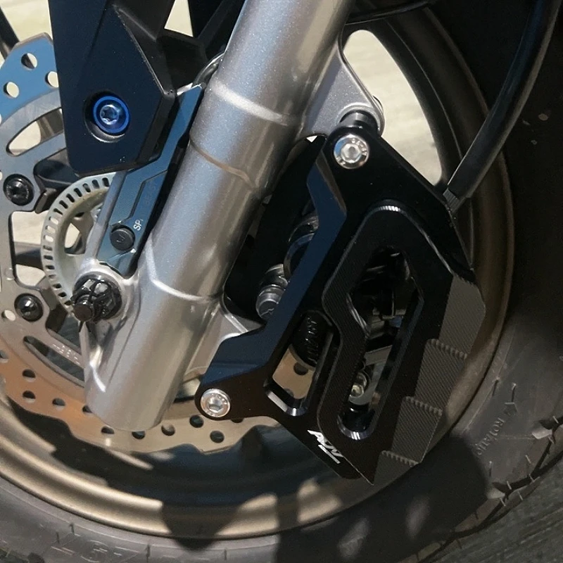 Фото Оригинальные аксессуары для мотоциклов Chekis, подходящие для Honda Adv150 Adv160, модифицированный защитный чехол для насоса дискового тормоза, защитный чехол для тормозного суппорта, крышка для предотвращения столкновений №2