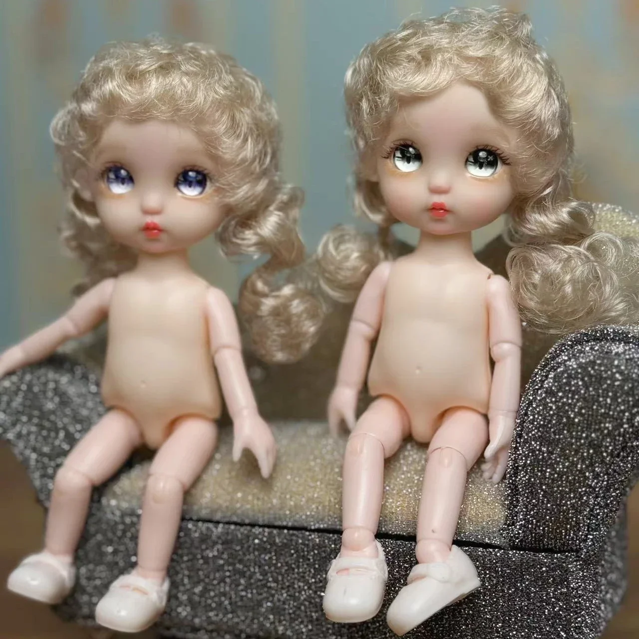 Кукла шарнирная с желтыми вьющимися волосами 17 см