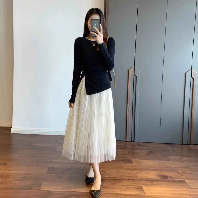 

2022Short-sleeved t-shirt new summer short tops women's vest V-neck solid color women's long-sleeved irregular slim fit