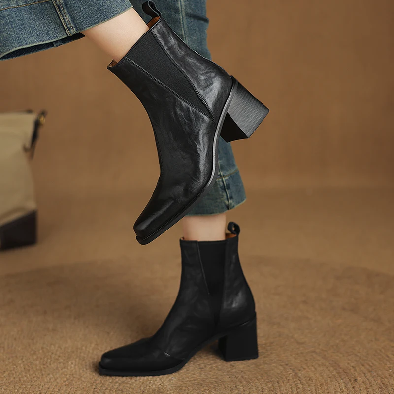 Женские ботильоны из овечьей кожи с круглым носком и заклепками