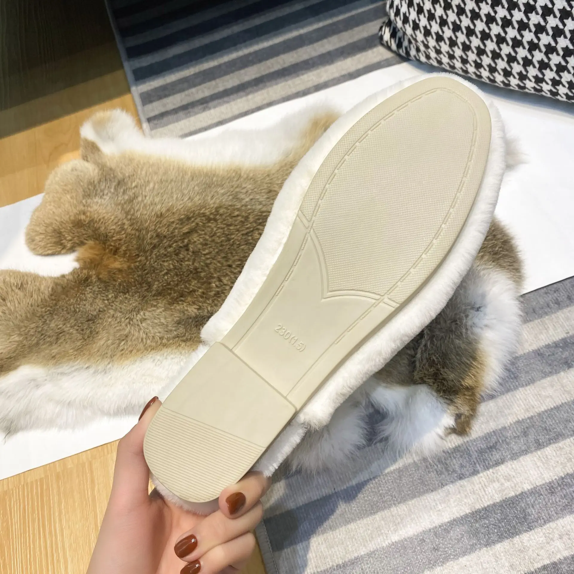 Women Home Outdoor Shoes Winter White Wool Slides Fluffy Hair Mules Bedroom Pantuflas Mujer Smooth Faux Fur Slippers
