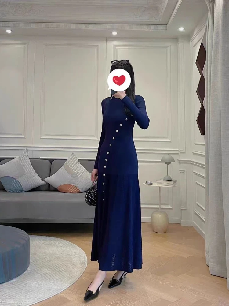 Женское однотонное платье с диагональными пуговицами