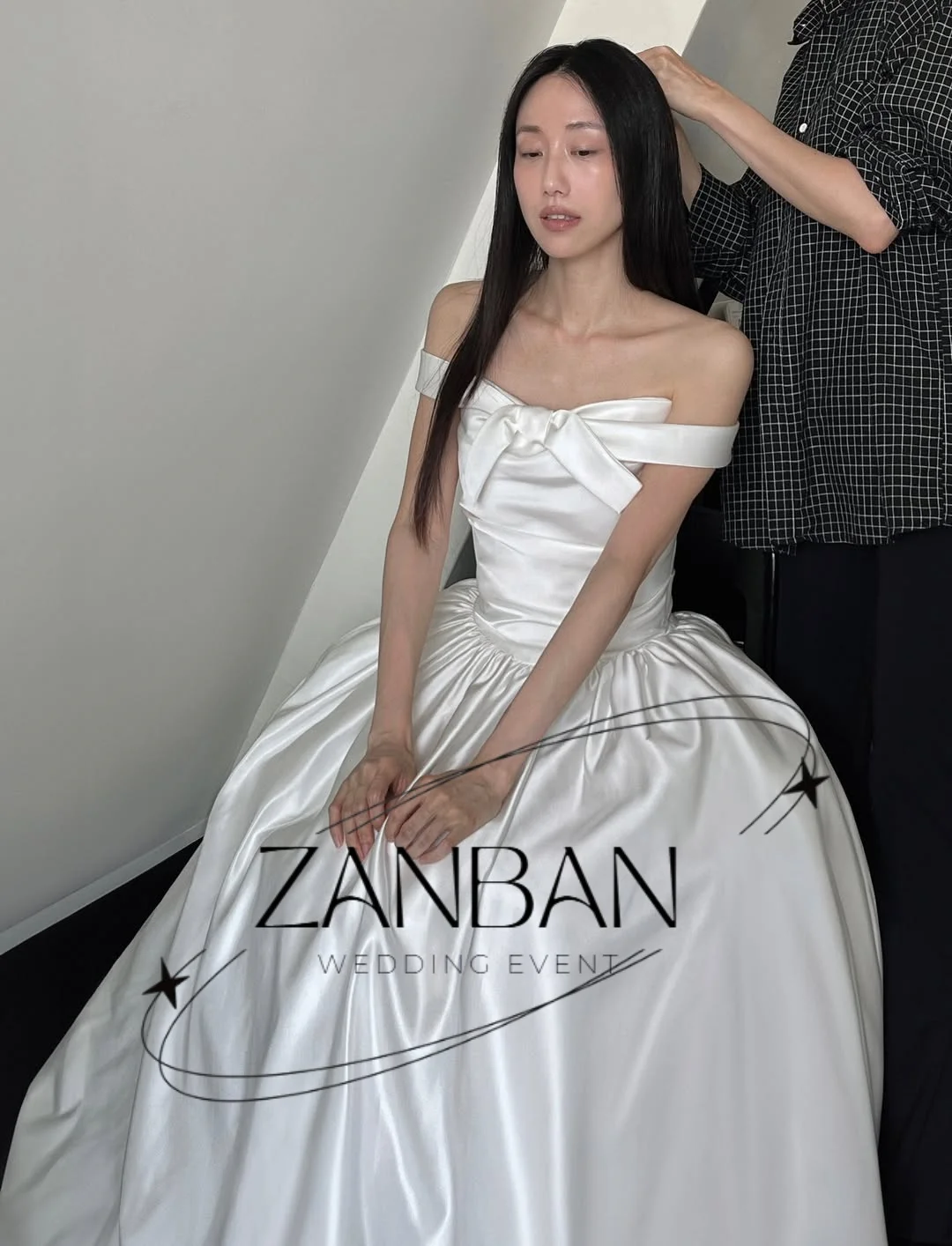 Фото ZanBan Simple 2026 Новые атласные свадебные платья на заказ с бантом, открытыми плечами, А-силуэта, с корсетом и плиссировкой, корейские свадебные платья для фотосессий №1