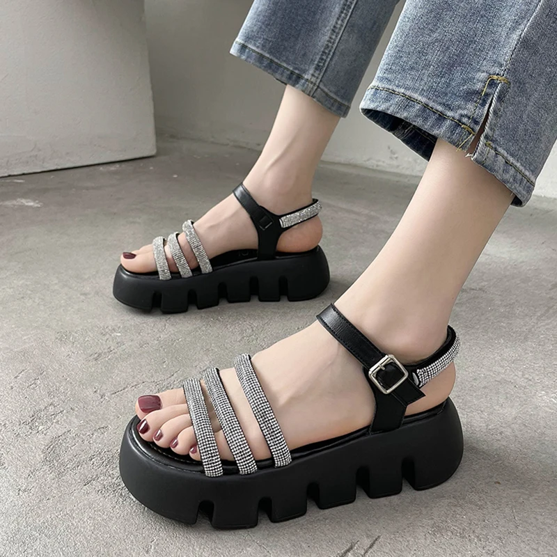 

Сандалии-гладиаторы женские на толстой подошве, босоножки с ремешком на щиколотке, на платформе, блестящие повседневные пляжные туфли с кри...