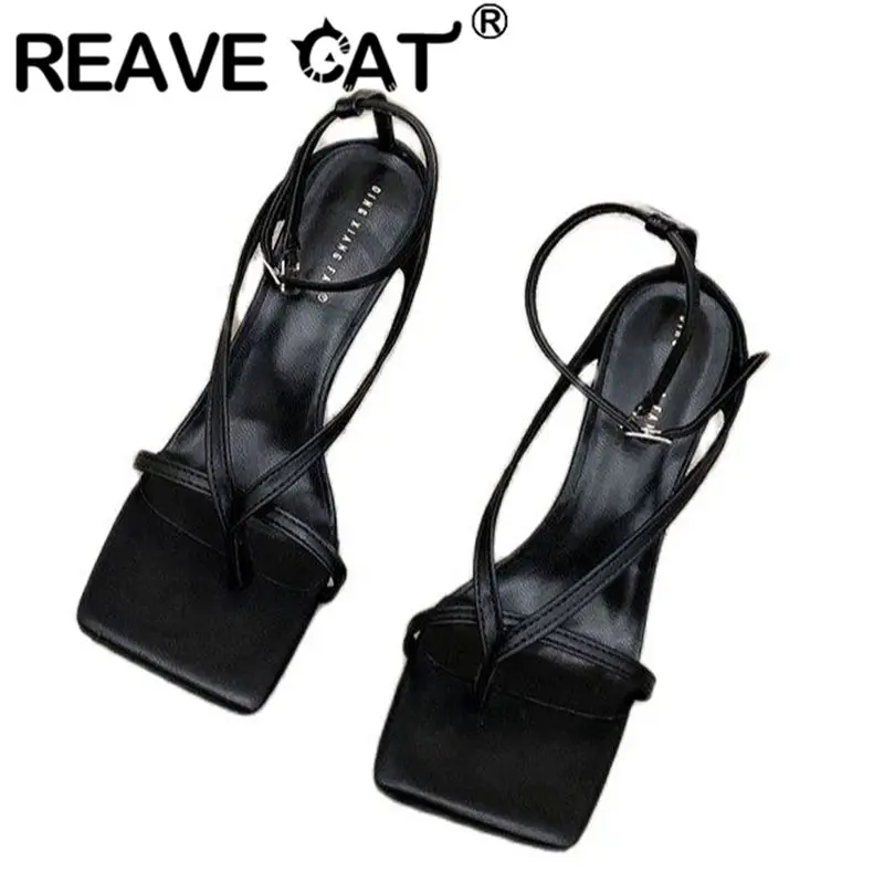 

Женские босоножки с квадратным носком REAVE CAT, Новые однотонные праздничные сандалии больших размеров 35-42 на тонком каблуке и ремешке с пряжк...
