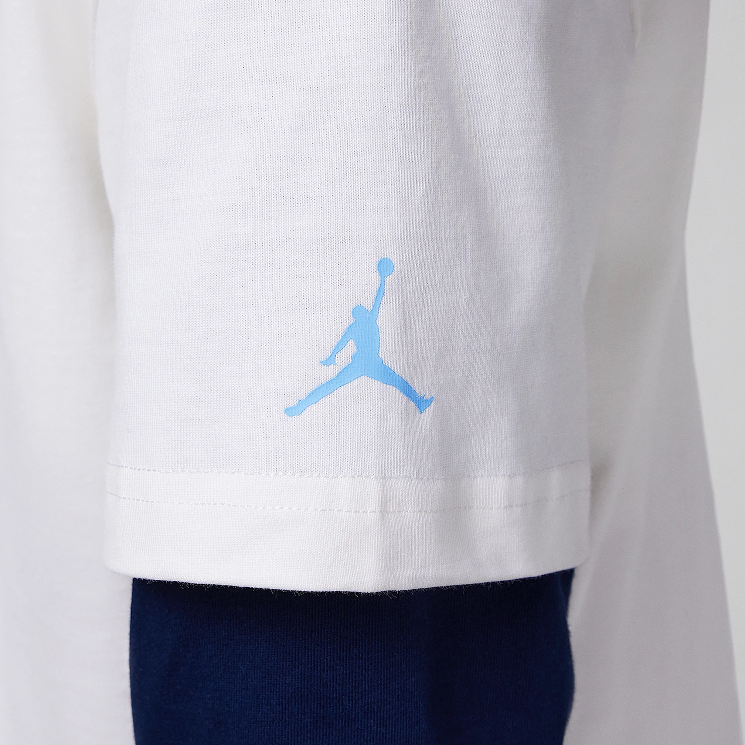 Фото Оригинальная детская футболка Nike JORDAN с круглым вырезом и свободными длинными рукавами с принтом HV1599-133 №4