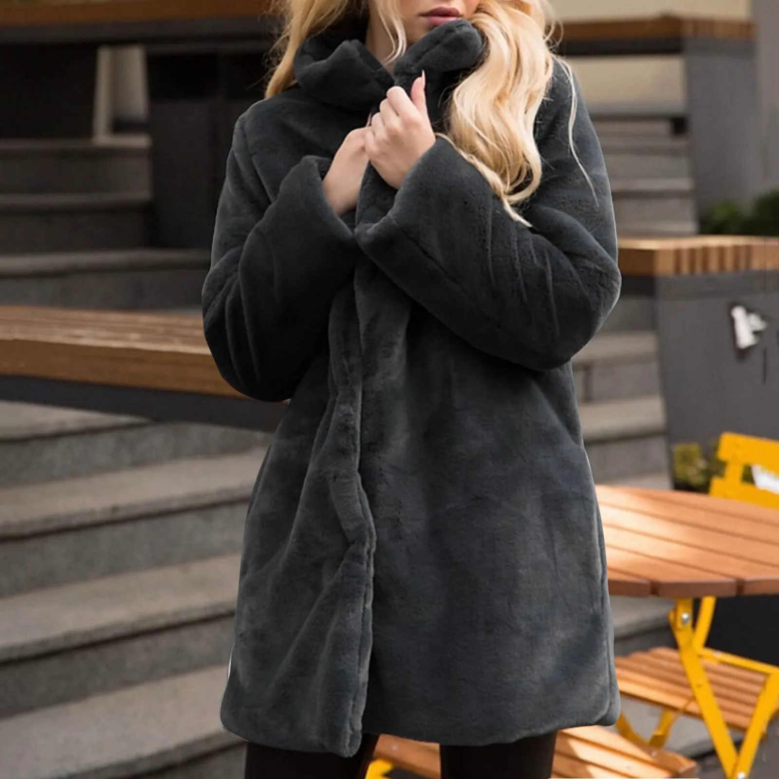 Однотонная куртка с воротником-хомутом из искусственного меха зимняя теплая