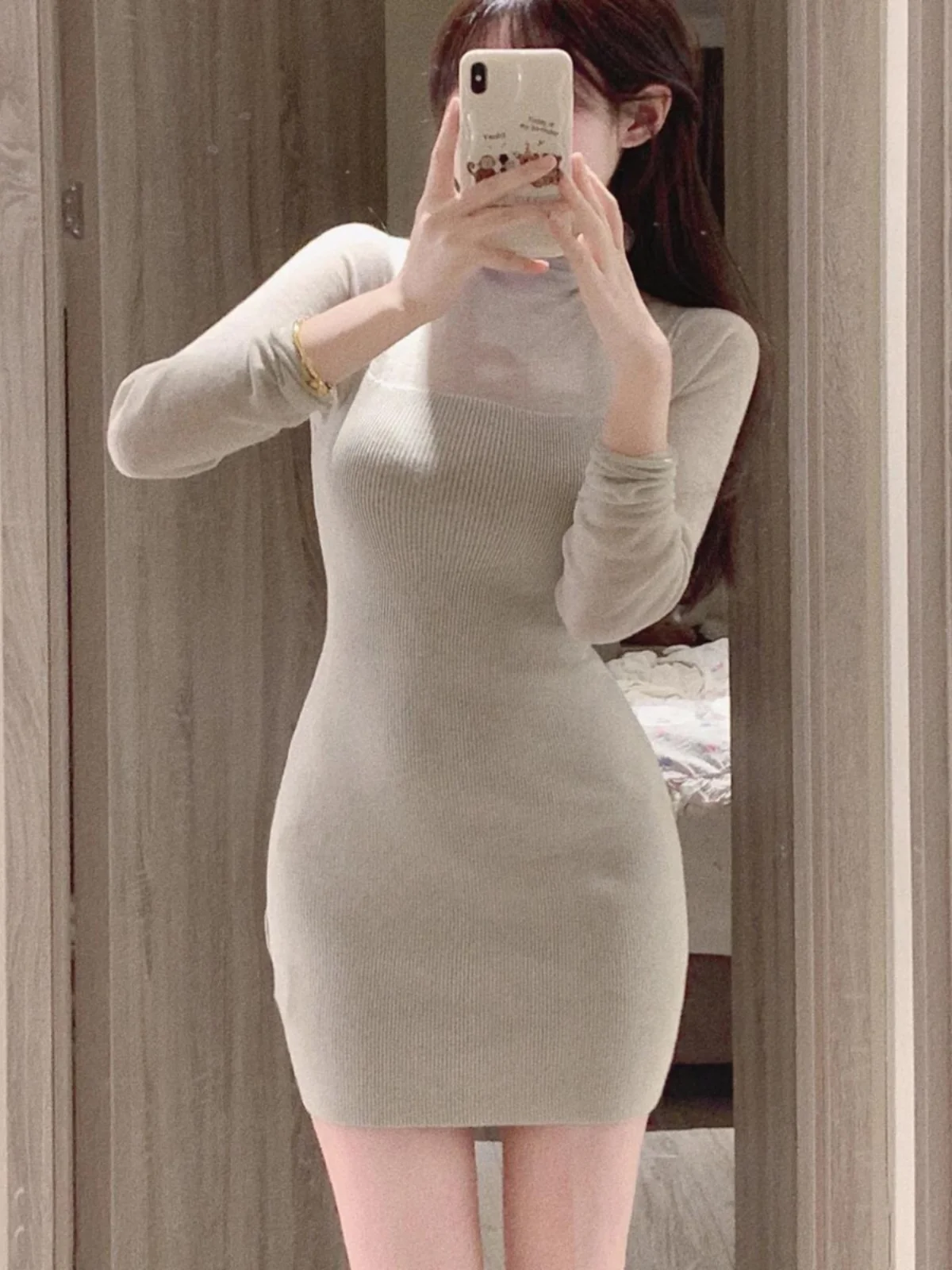 Слегка прозрачное трикотажное платье с короткими рукавами и длинными слегка