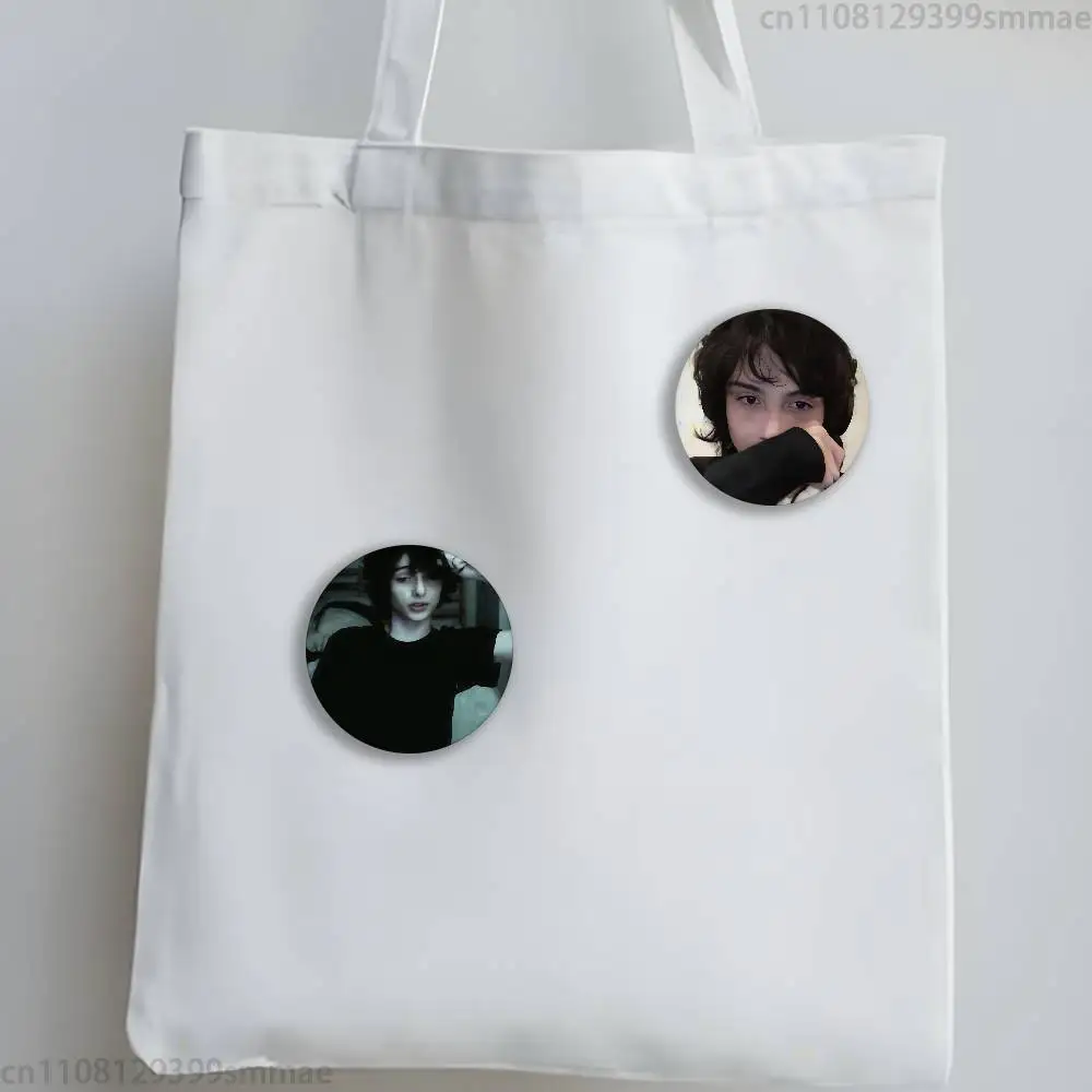 Фото Значки Finn Wolfhard Stranger, 58 мм, милые мультяшные значки, броши ручной работы для рюкзаков, аксессуары, украшения, подарки №2