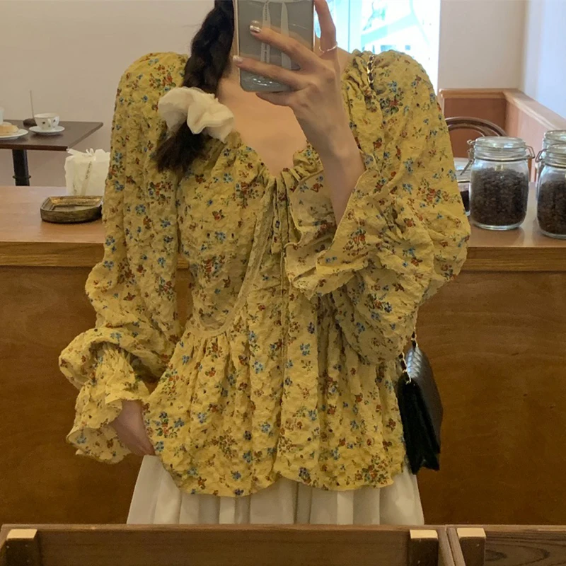 

Женская винтажная блузка Clothland с цветочным принтом, V-образным вырезом, на шнуровке, с расклешенным рукавом, рубашка, ретро, повседневные топы, Blusa LA792