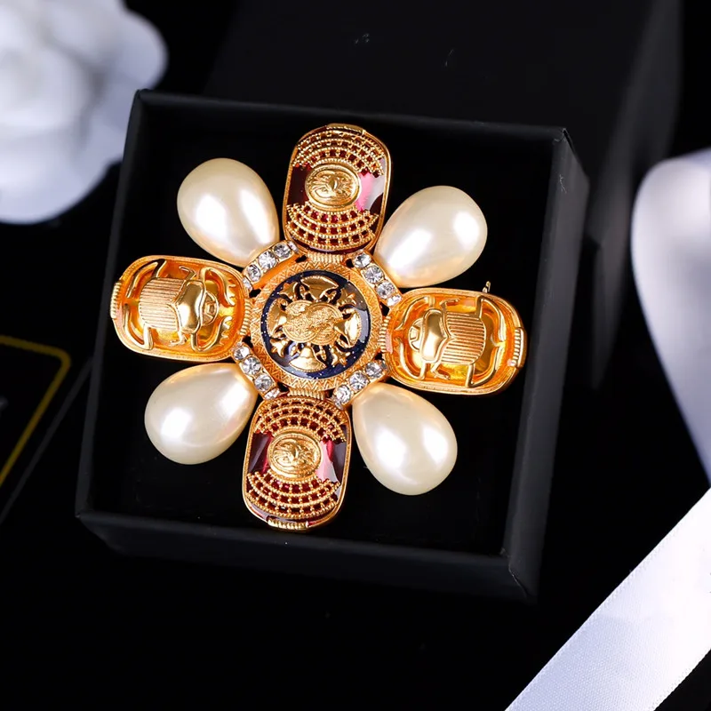 

European and American fashion beautiful high quality old gold badge brooch