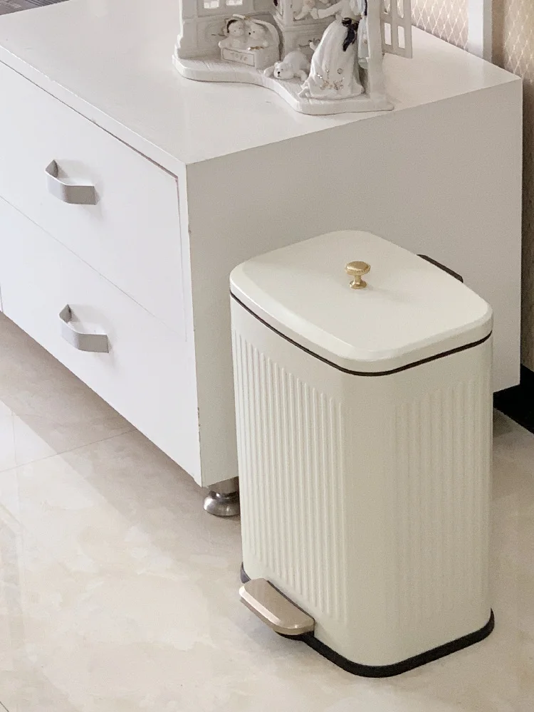 В стиле ретро кремовый американский вместительный роскошный мусорный бак с