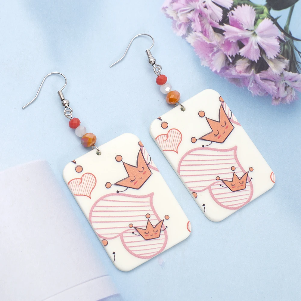 Новые модные акриловые женские серьги 2024 трендовые с короной и сердечками