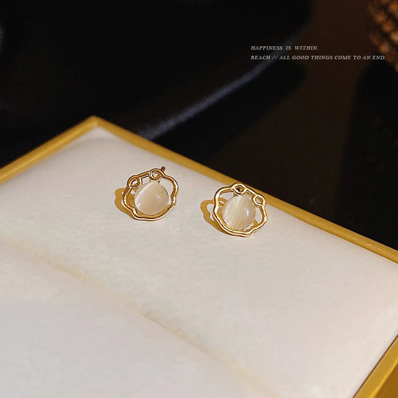 

Женские серьги-гвоздики серебристого цвета с цирконом