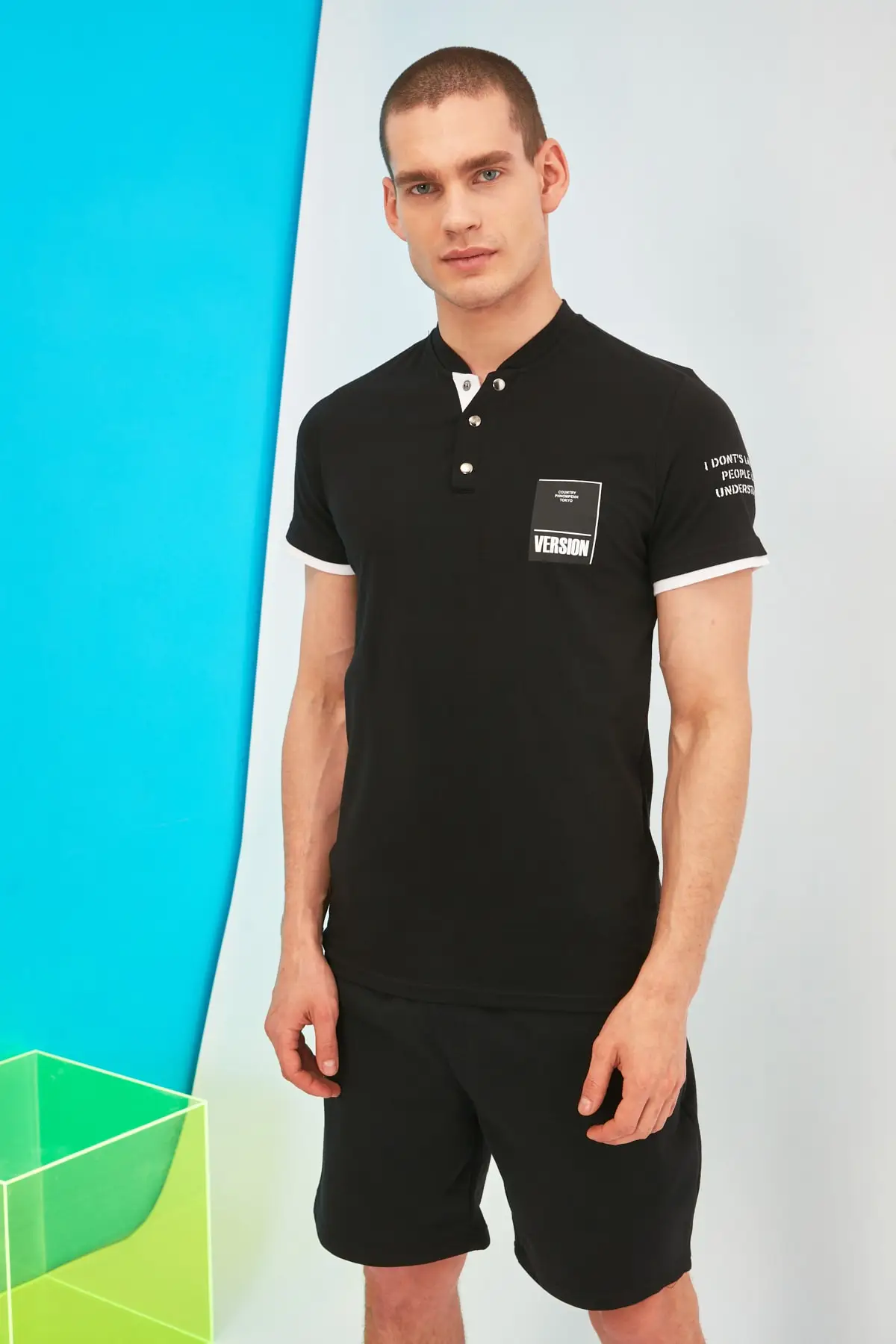 

Trendyol Male Regular Fit Snaps V-Neck Short-Sleeve T-Shirt TMNSS21TS1808