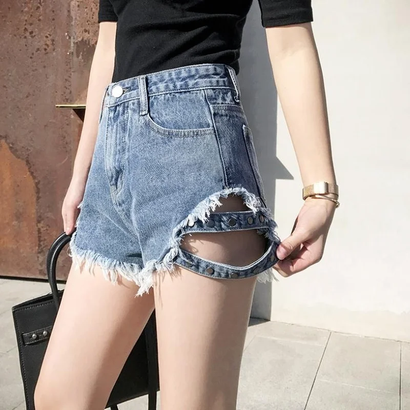 

Style Denim Shorts High-waisted Jeans Super shorts with Nails on The Side and Loose Holes Fashionable Worn Hot Ladies Clothing