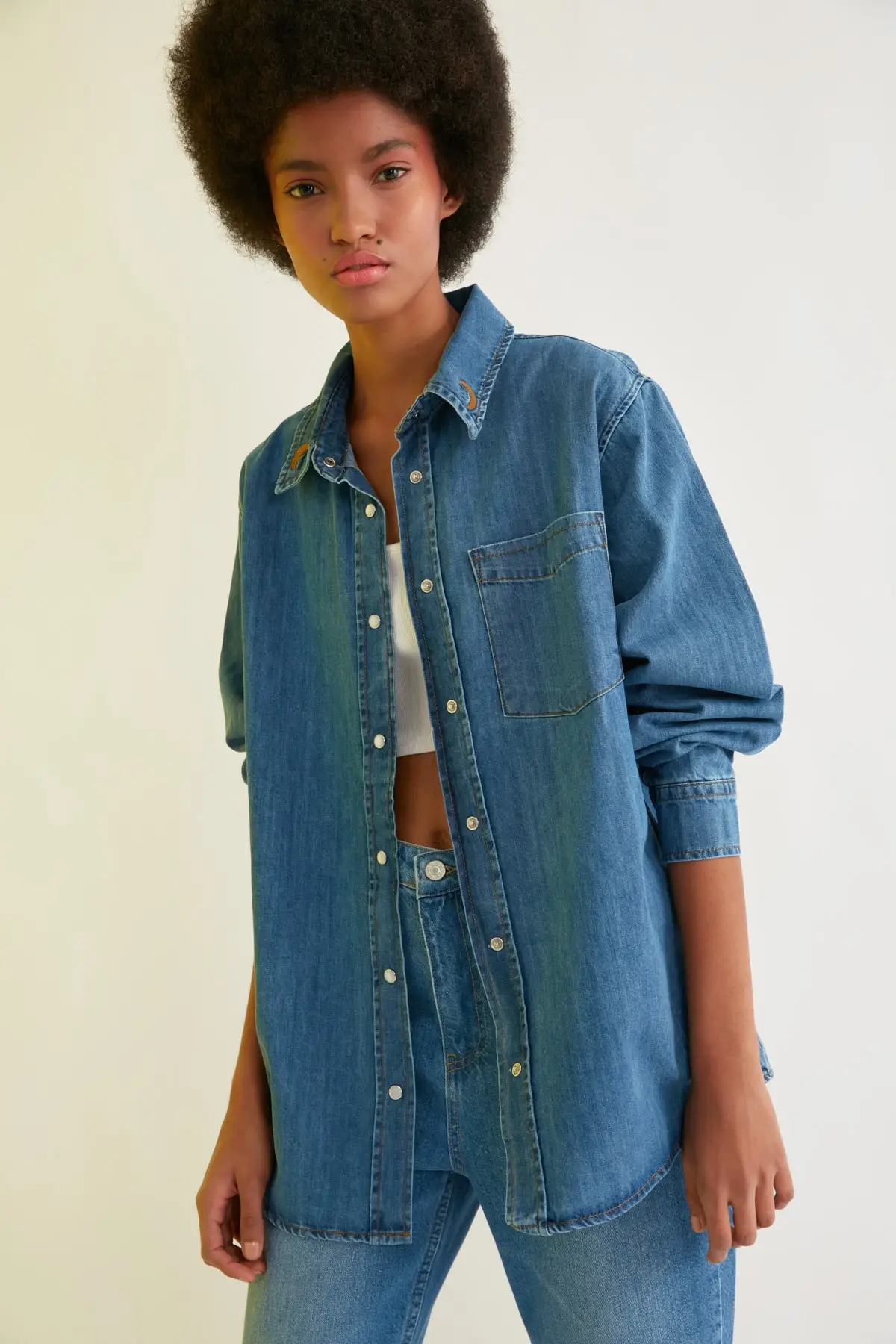 

Женская синяя джинсовая рубашка с вышивкой