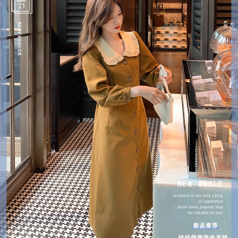 

Женское вельветовое платье с воротником «Питер Пэн» на пуговицах