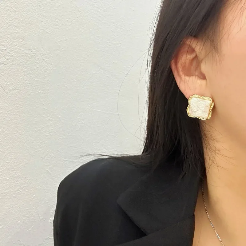 Женские серебряные серьги-гвоздики с трещинами