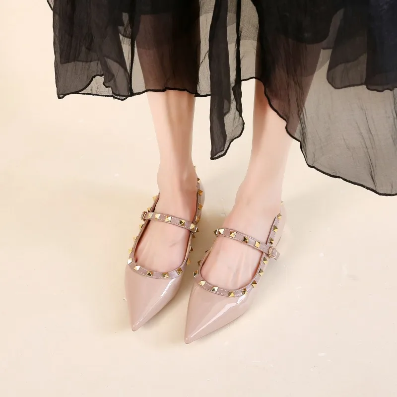 Туфли женские на низком каблуке заостренный носок заклепки пряжка оксфорды