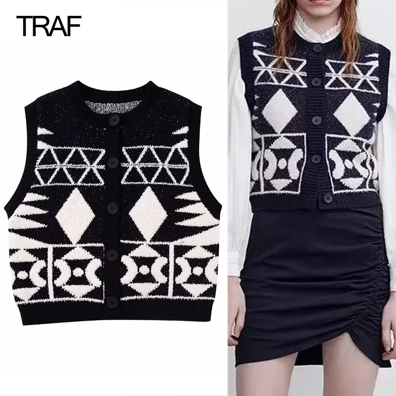 

Женский укороченный вязаный жилет на пуговицах с черным принтом