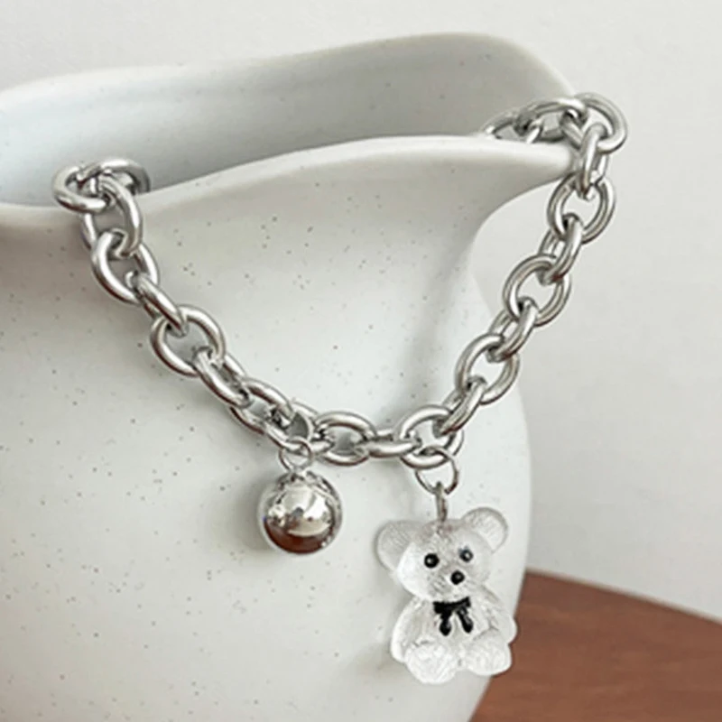 

Женский браслет с подвеской в виде цветов