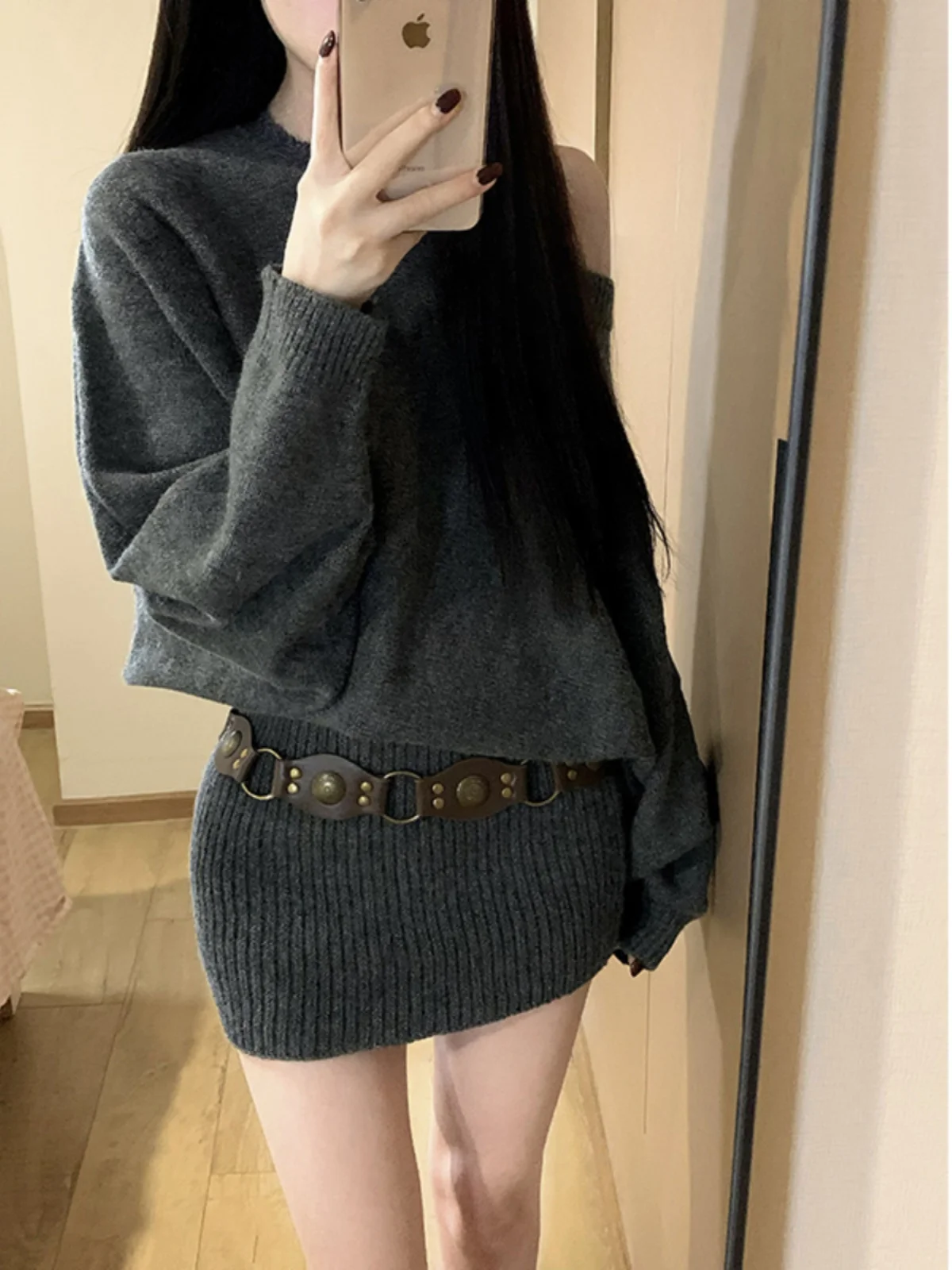 Серое трикотажное платье с открытыми плечами женское осеннее 2024 новая корейская