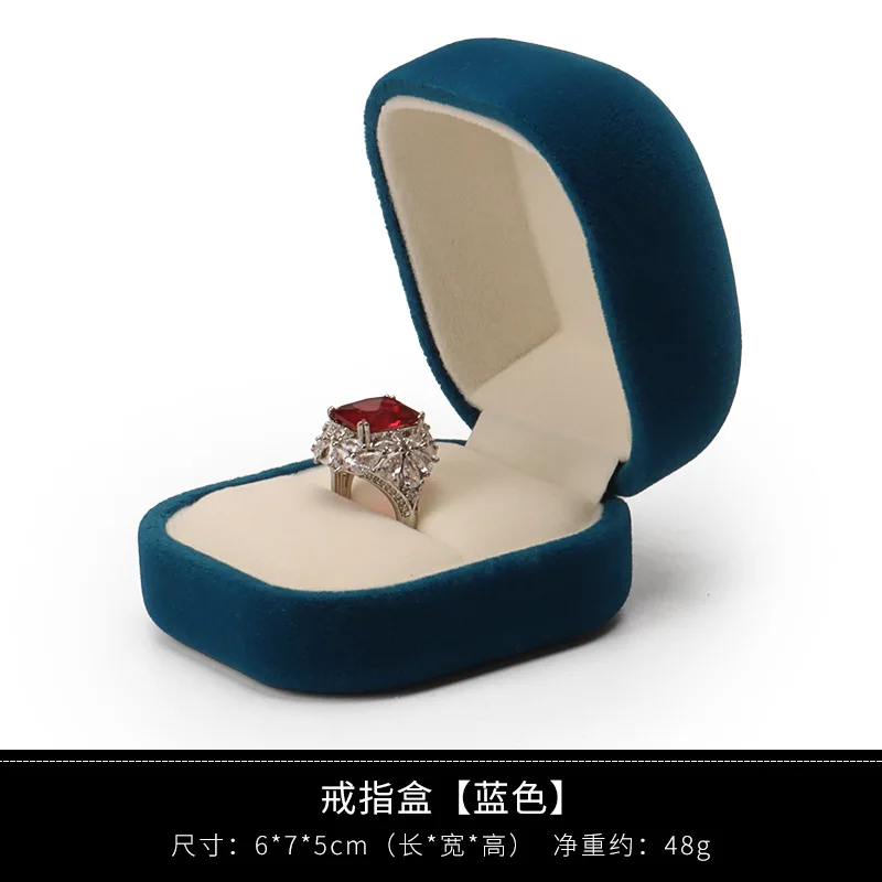 

Бархатная шкатулка для украшений