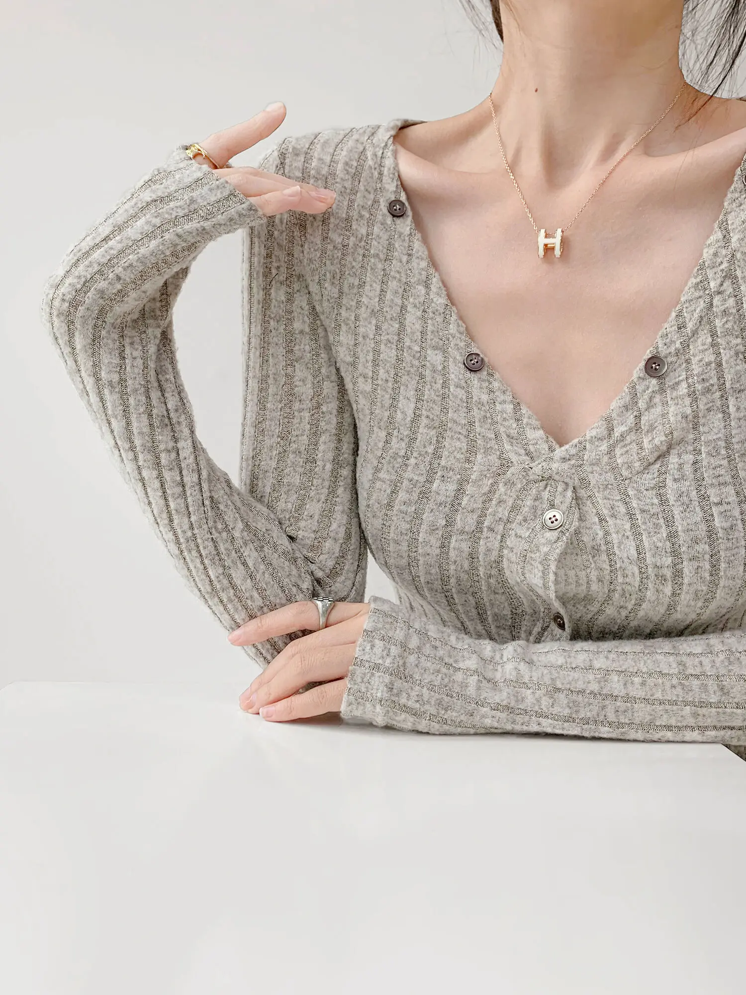 Женский трикотажный кардиган с V-образным вырезом длинным рукавом