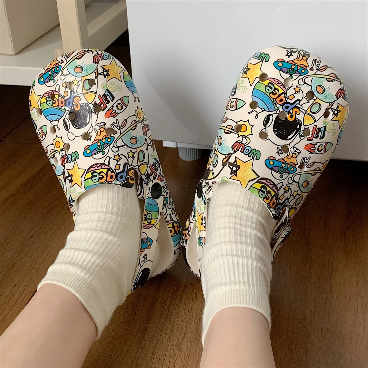 2022 New Summer Couple Cute Graffiti Baotou Beach Shoes Non-slip Adult Soft Cute Sandals Indoor and Outdoor Deodorant Soft Botto