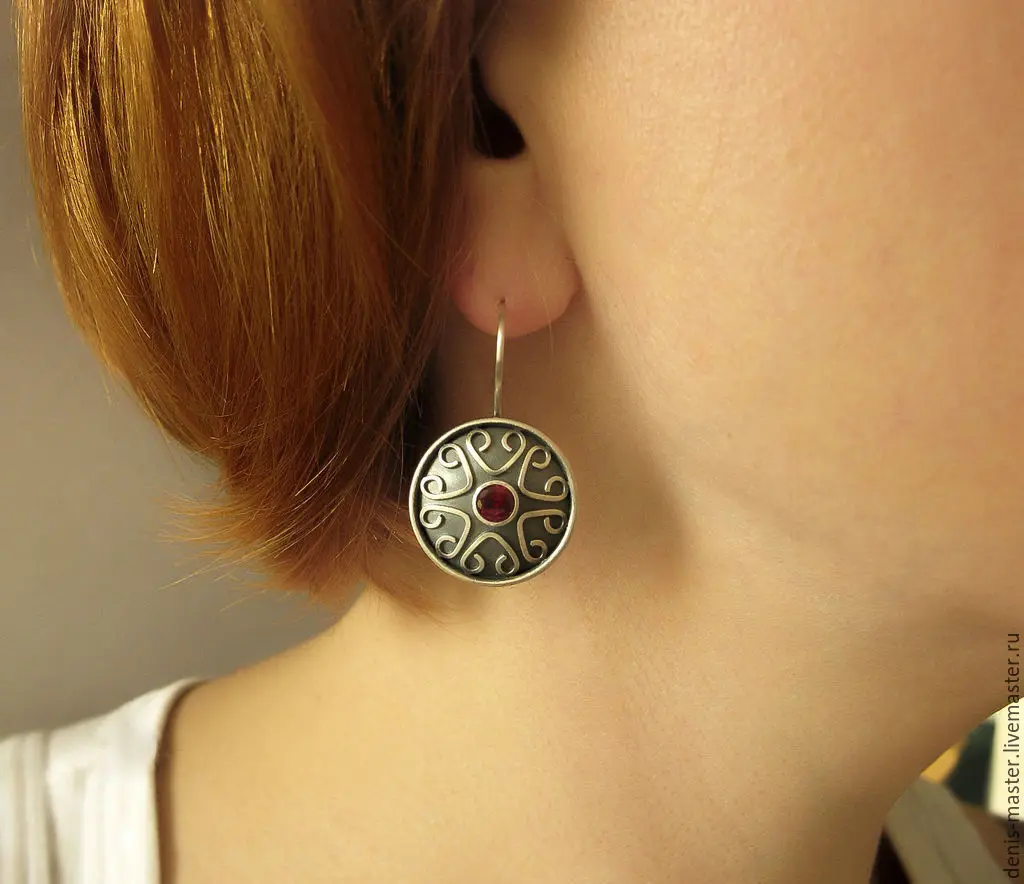 

Набор женских серег из серебра с красным цирконием