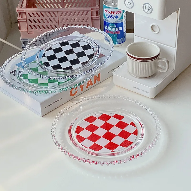Цветная декоративная круглая тарелка-поднос для сервировки суши, десертов, закусок и фруктов в клетчатую шахматную красочную композицию для детской посуды.