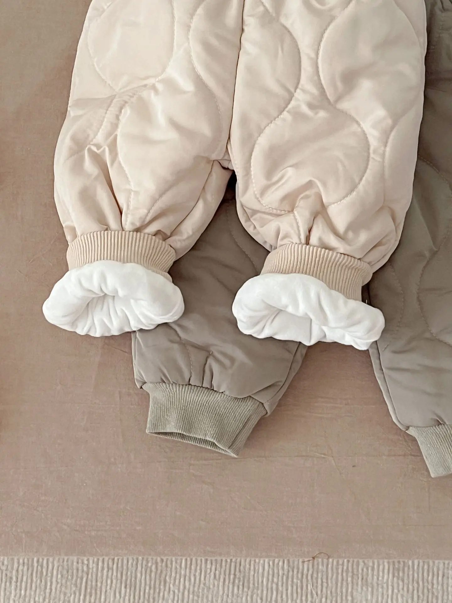 Зимнее однотонное пальто и штаны для младенцев Angoubebe 233S206 унисекс с V-образным