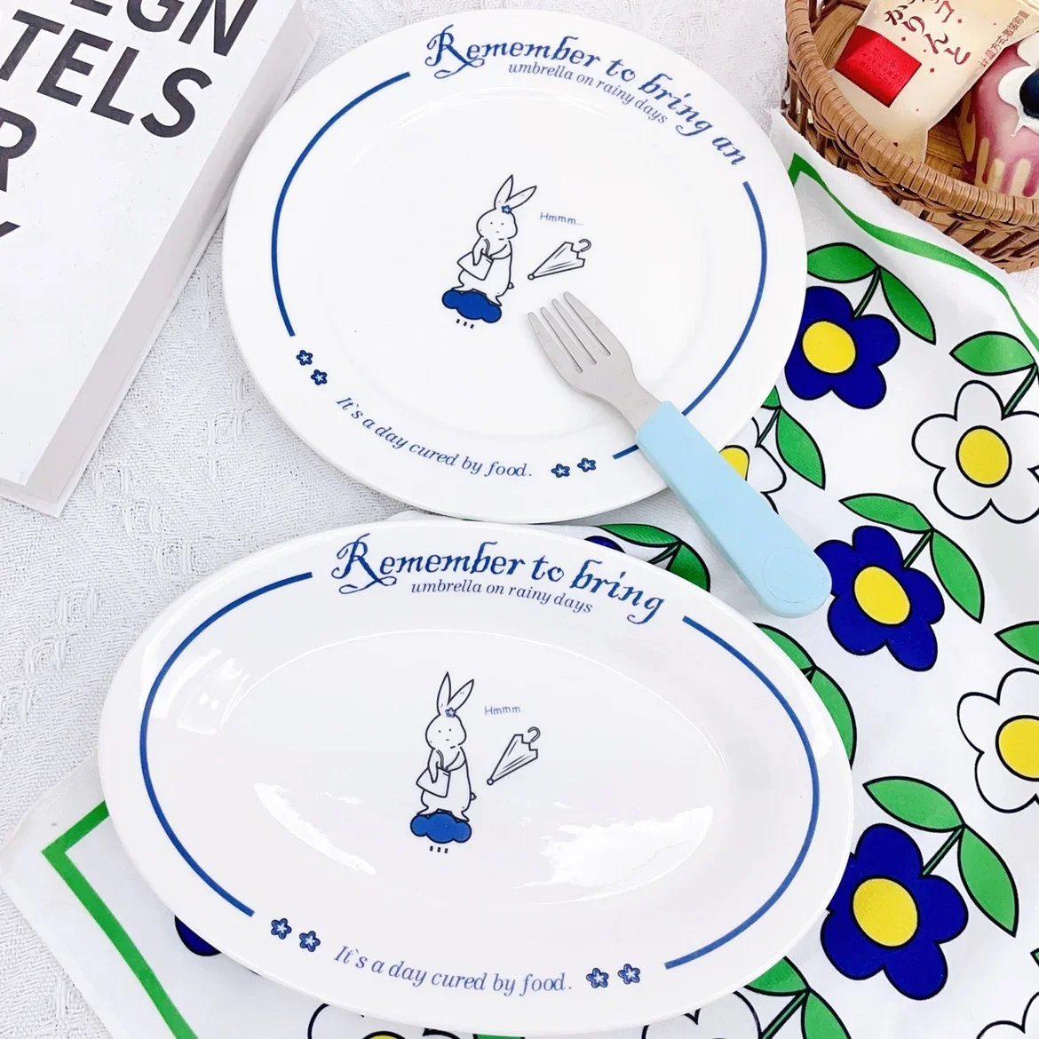 Маленькая красивая керамическая тарелка в виде кролика во французском стиле