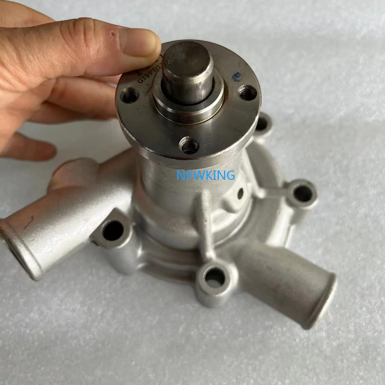 

Новый водяной насос для Yanmar, использующий модель 3D84 PC20-5 PC20-6 Engine 129327-42100
