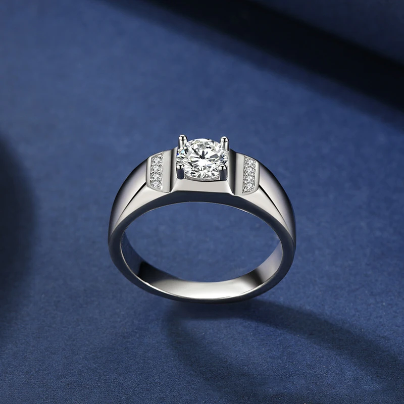 Мужское кольцо из серебра 925 пробы с платиновым муассанитом |