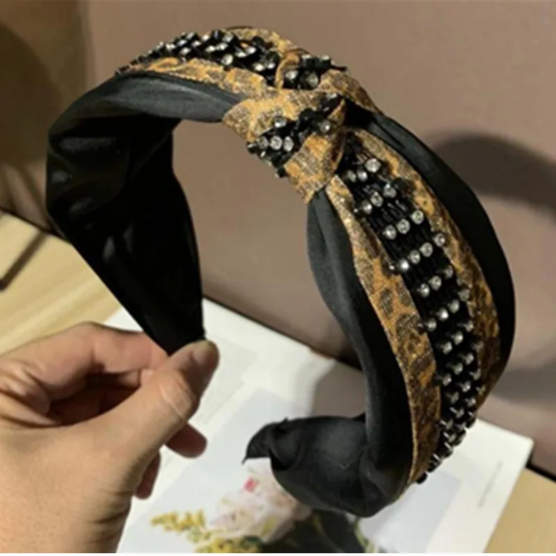 

Женский головной убор в стиле ретро