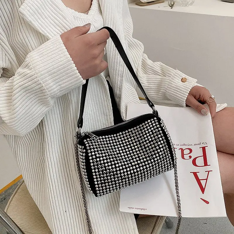 Фото Женская сумка-тоут в стиле панк черная серебристая сумочка-клатч на плечо с
