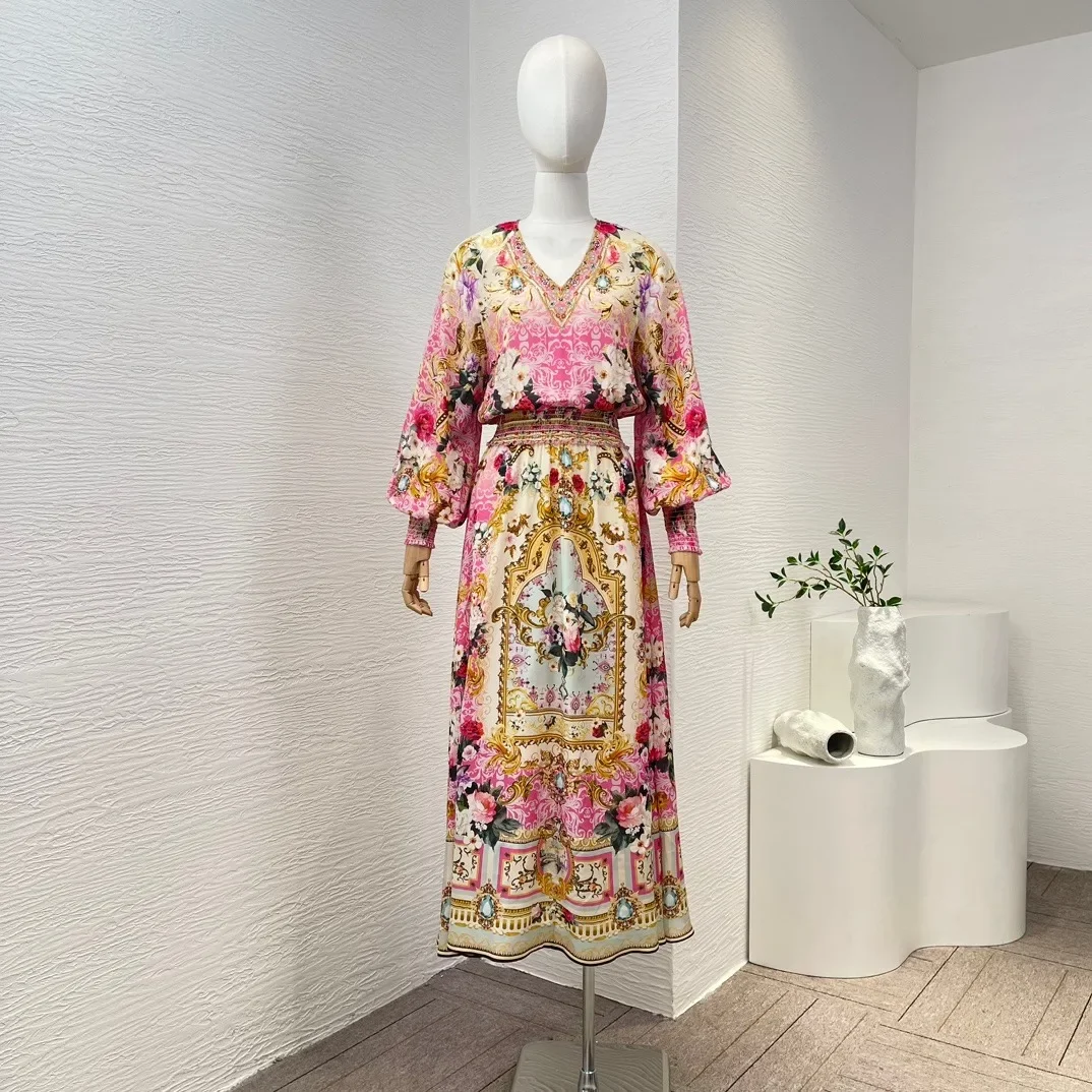 Женское платье с цветочным принтом розовое средней длины V-образным вырезом и