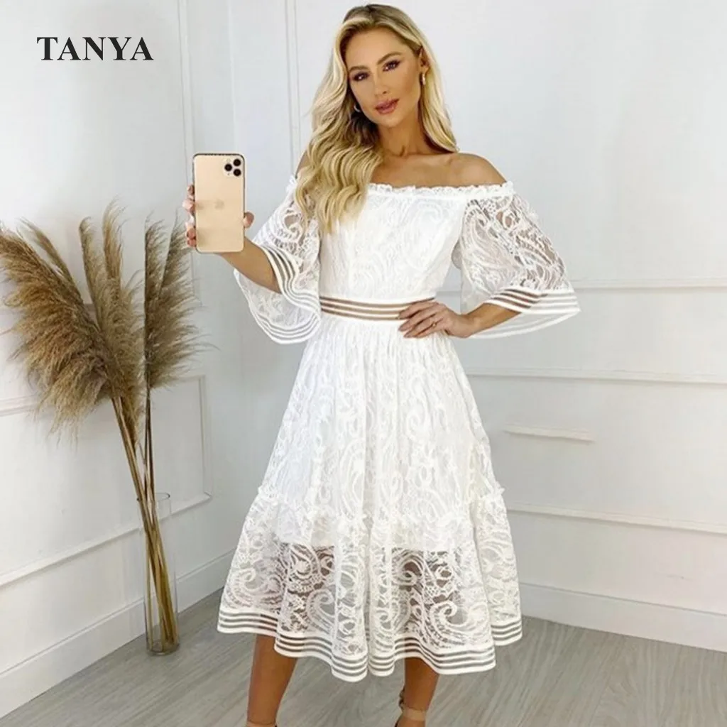 

Белое летнее платье для встречи на родину длиной до колена с открытыми плечами и кружевными расклешенными рукавами; Вечерние платья для под...