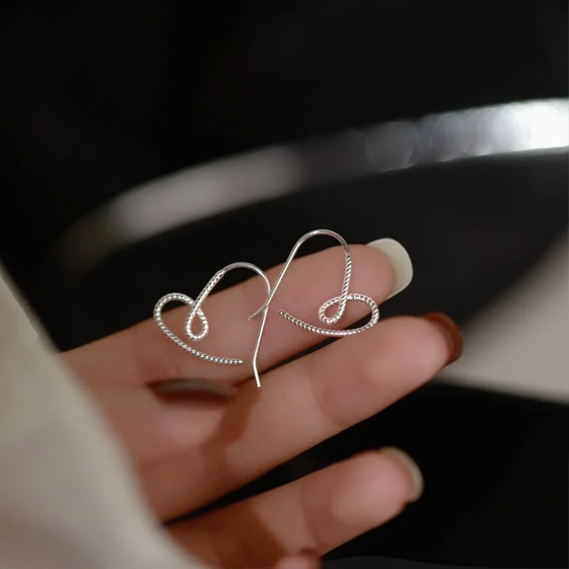 

South Korea Cold Wind Love Earrings Ins Niche Personality Simple Design Sense Fresh Joker Wholesale