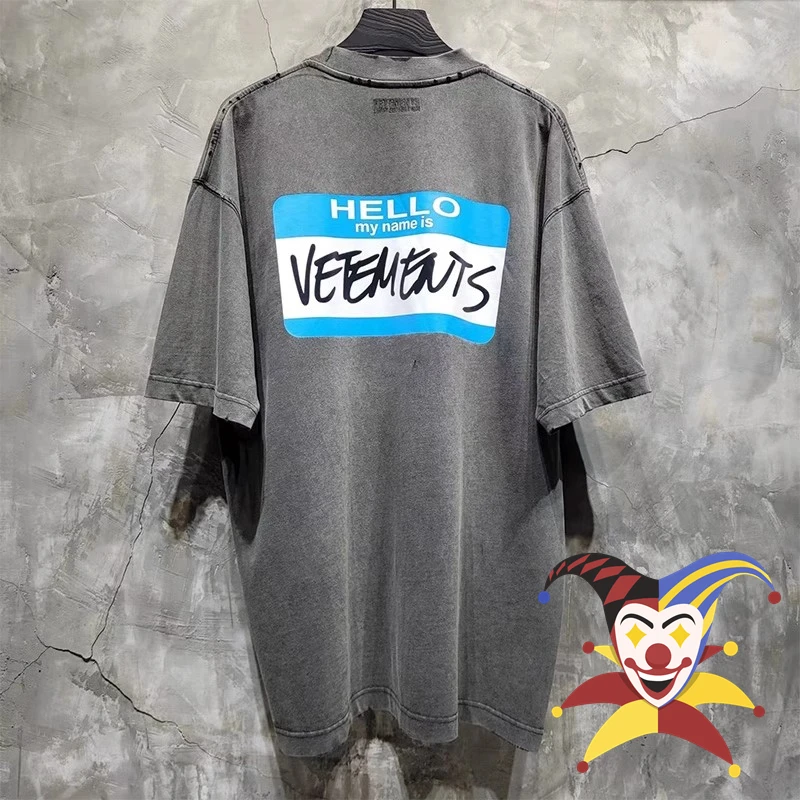 

Футболка с надписью «My Name Is Vetement»