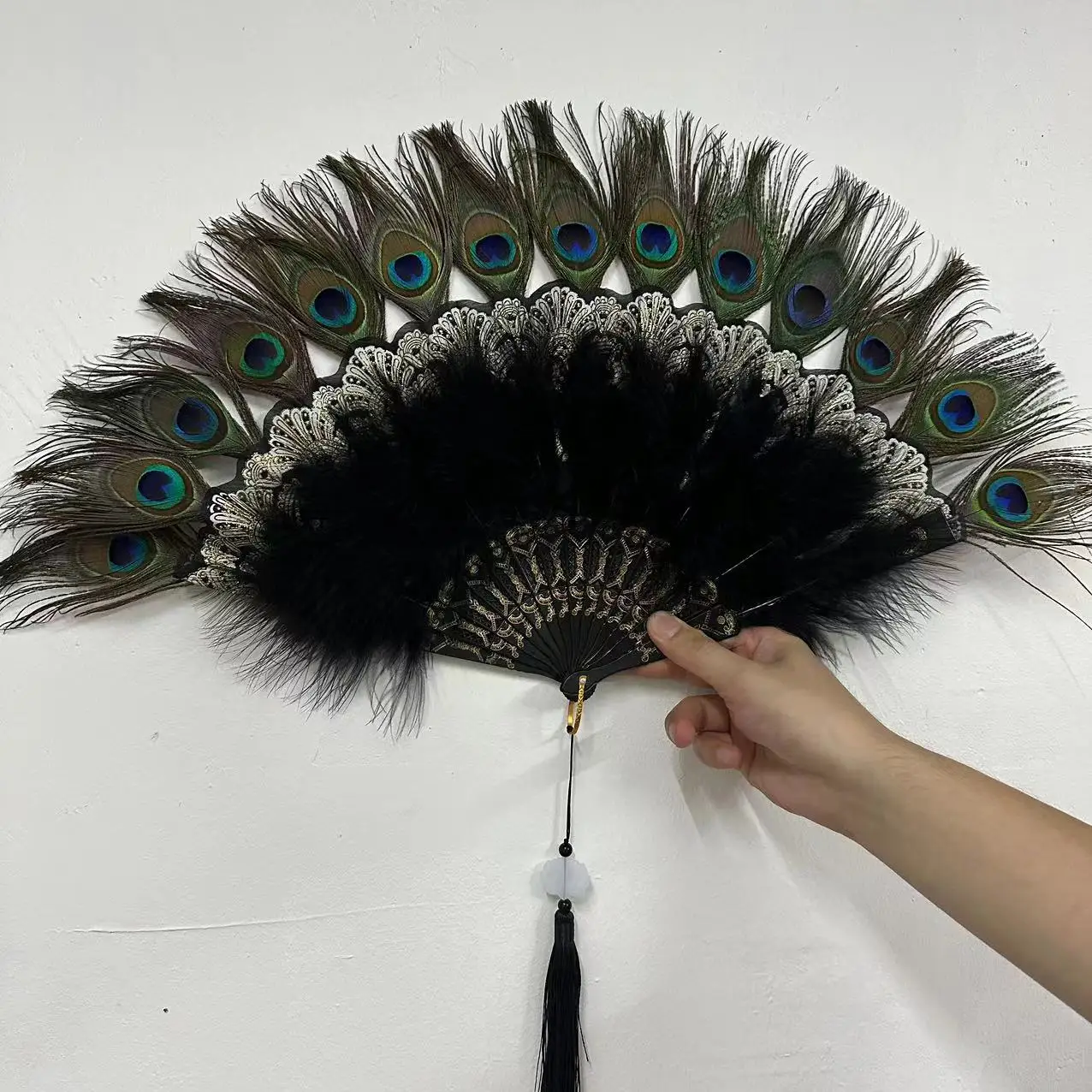 Складной веер с перьями павлина