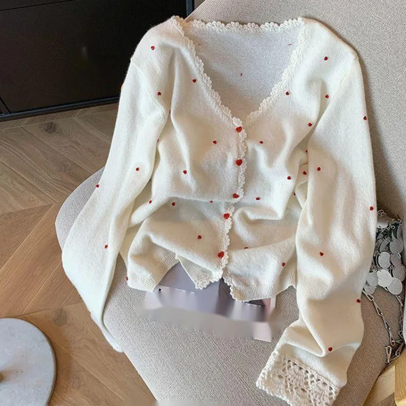 Элегантный повседневный белый вязаный кардиган с пуговицами в форме сердца для