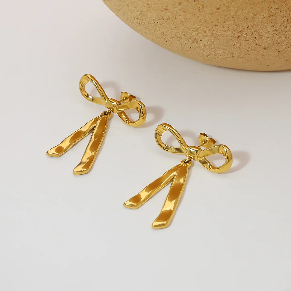 Модные серьги-гвоздики из нержавеющей стали в форме банта покрытые 18-каратным