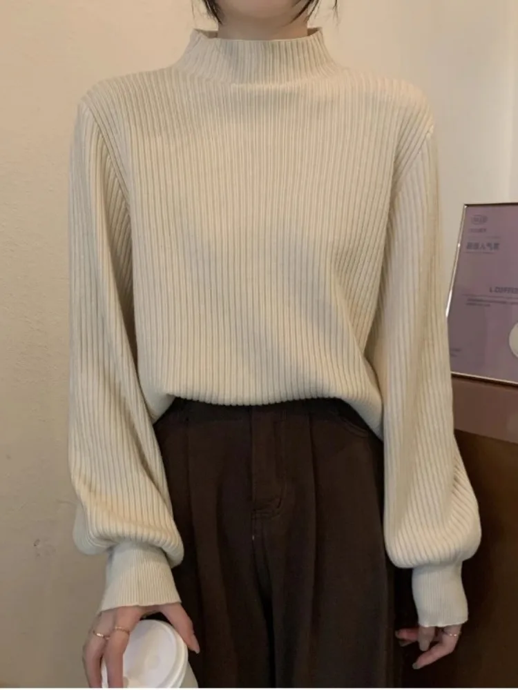 Простой мягкий свитер с рукавами-фонариками и полувысоким воротником женский