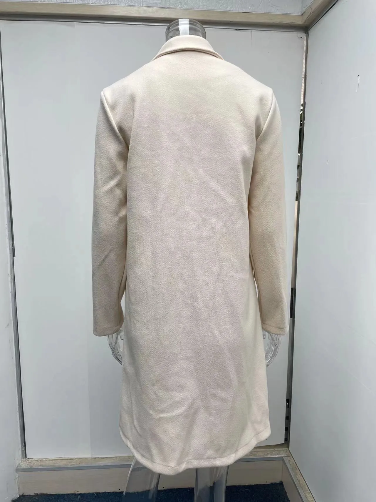 Женское шерстяное пальто однотонное средней длины на пуговицах с отложным