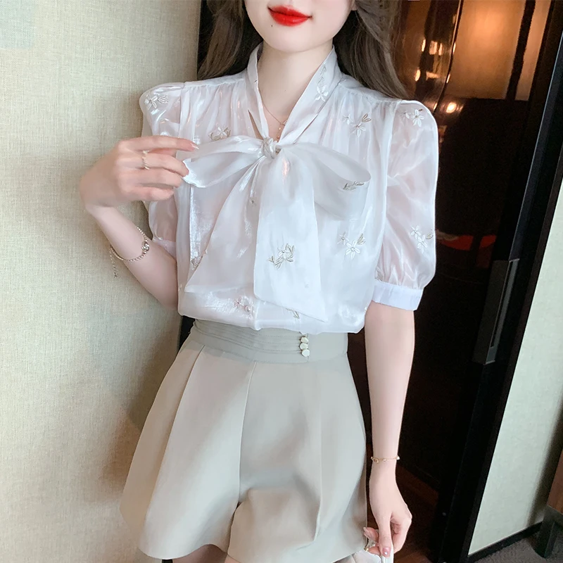 Женская блузка с коротким рукавом и воротником-бантом модель J740