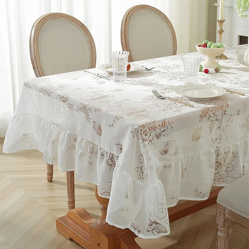 Белая кружевная скатерть