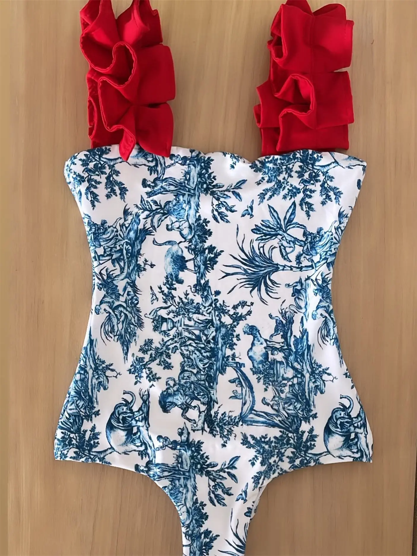 Слитный купальник на бретельках с принтом сердечек